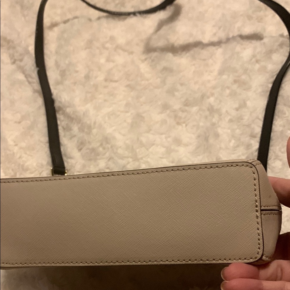 Kate Spade Black and Cream Crossbody Bag with Minimalist Design - Picture 4 of 5